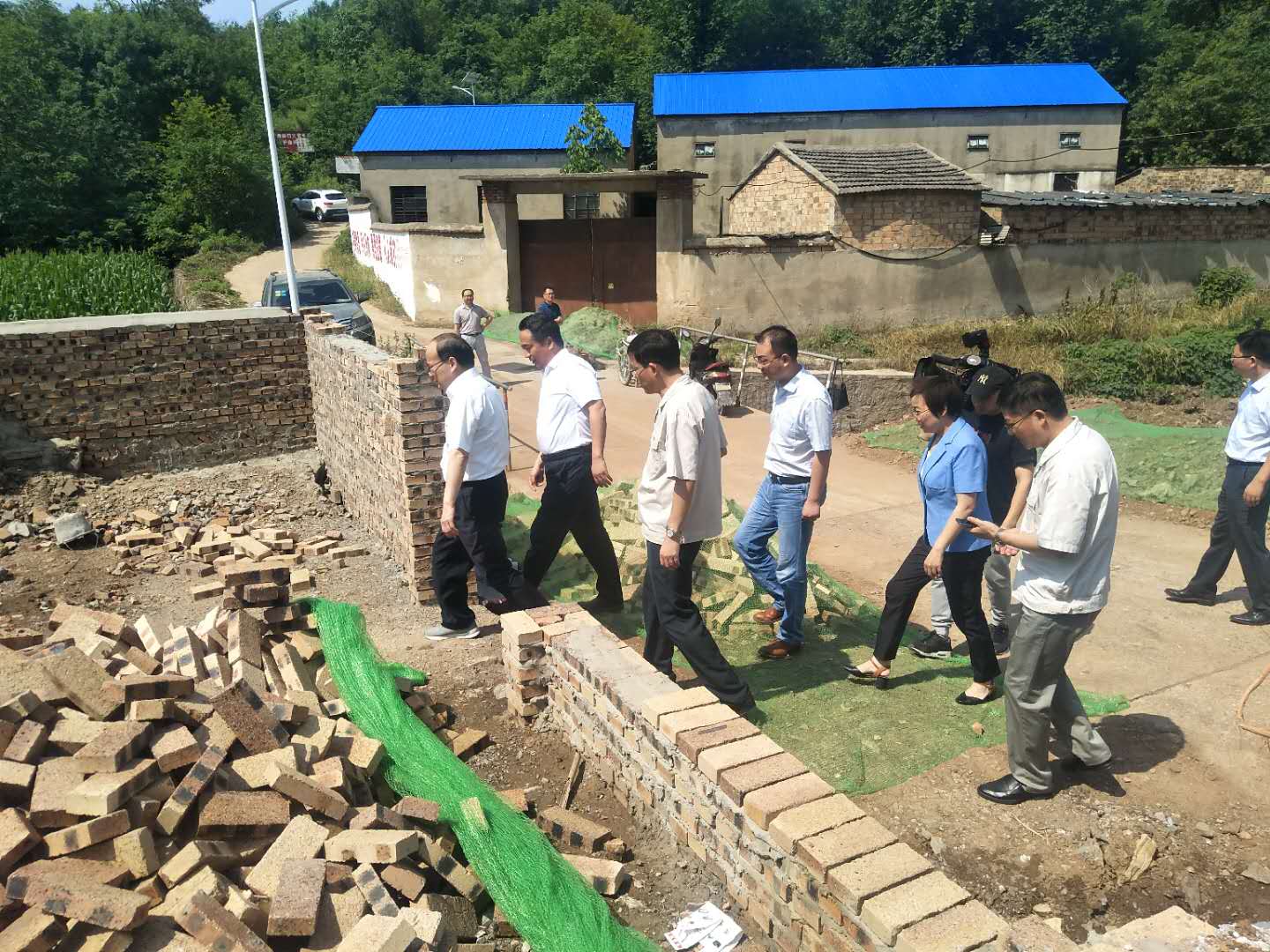 沈強帶隊進(jìn)入現場(chǎng).jpg 沈強帶隊進(jìn)入現場(chǎng).jpg