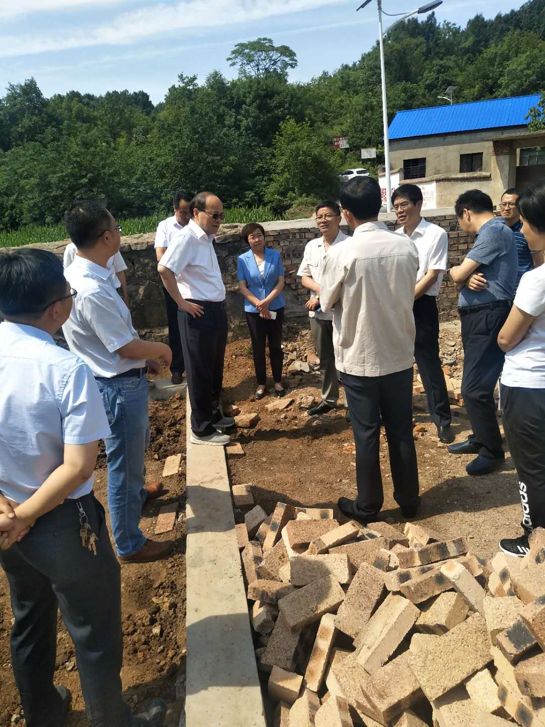 沈強站在圍欄基礎上.jpg 沈強站在圍欄基礎上.jpg